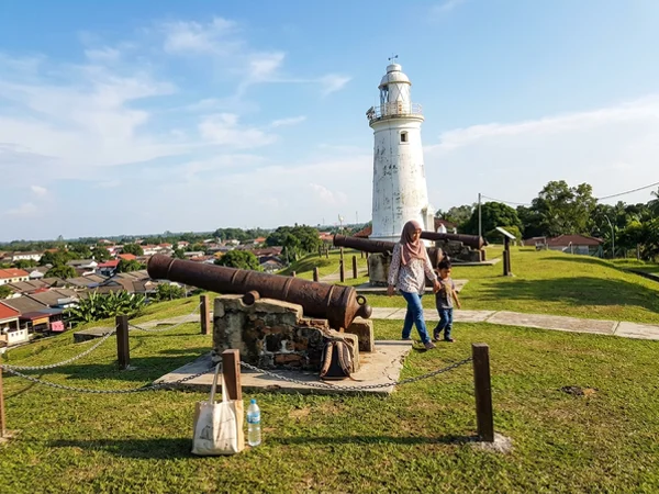 Cannons and the Altingsburg Lighthouse on the hilltop at Fort Altingsburg